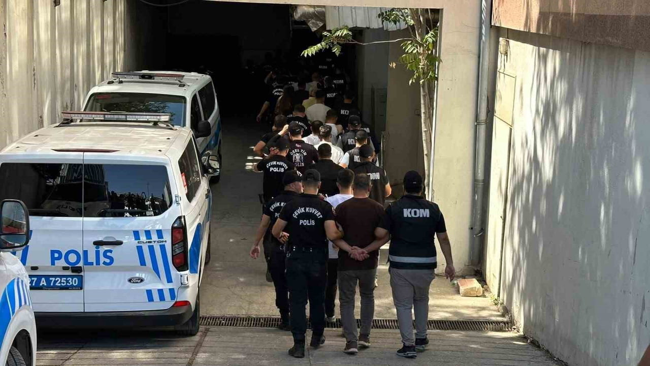GAZİANTEP'TE 'SOKAKLAR GÜVENDE' OPERASYONLARI ÇERÇEVESİNDE GÖZALTINA ALINAN VE ADLİYEYE SEVK...
