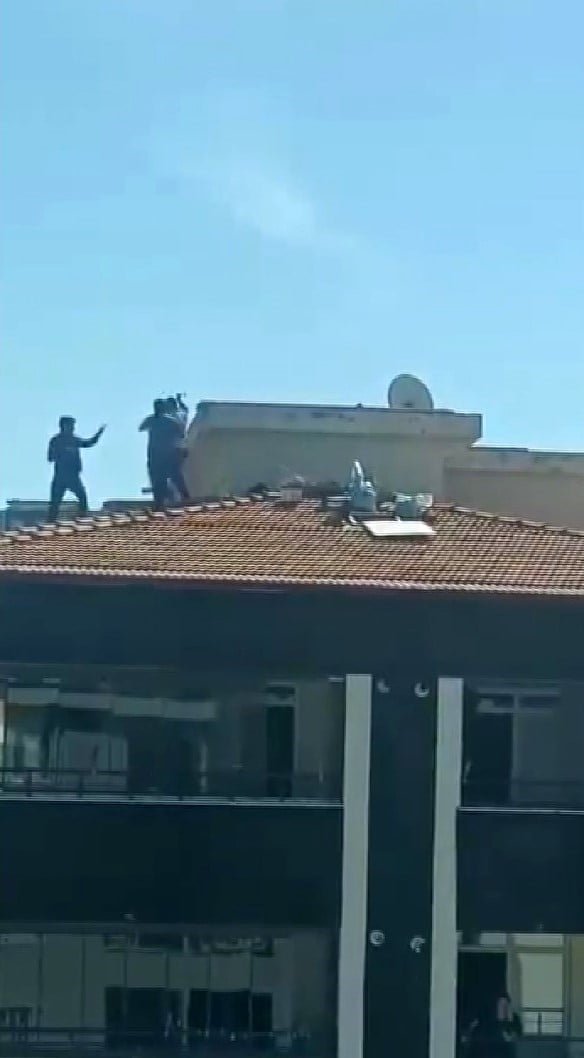 GAZİANTEP'TE 2 ŞAHSIN BEŞ KATLI BİNANIN ÇATISINDA KAVGA ETTİĞİ ANLAR CEP TELEFONU KAMERASINA...