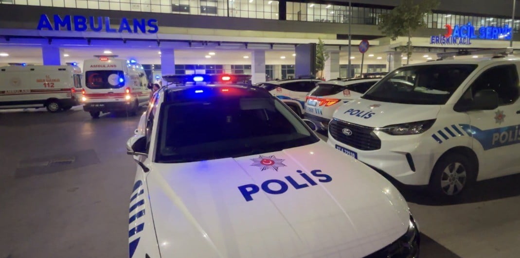 GAZİANTEP'TE BİR EVİN DAMINDA HALI YIKARKEN ELEKTRİK AKIMINA KAPILARAK AĞIR YARALANAN 2 KADIN...