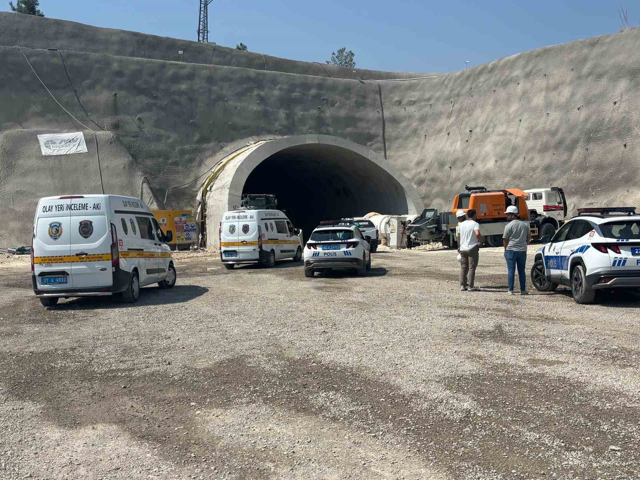 GAZİANTEP'TE DÜLÜK TÜNELİNDE ÇALIŞAN İŞÇİLER DEMİRLERİN ESNEMESİ SONUCU DEMİR VE İSKELE ARASINDA...