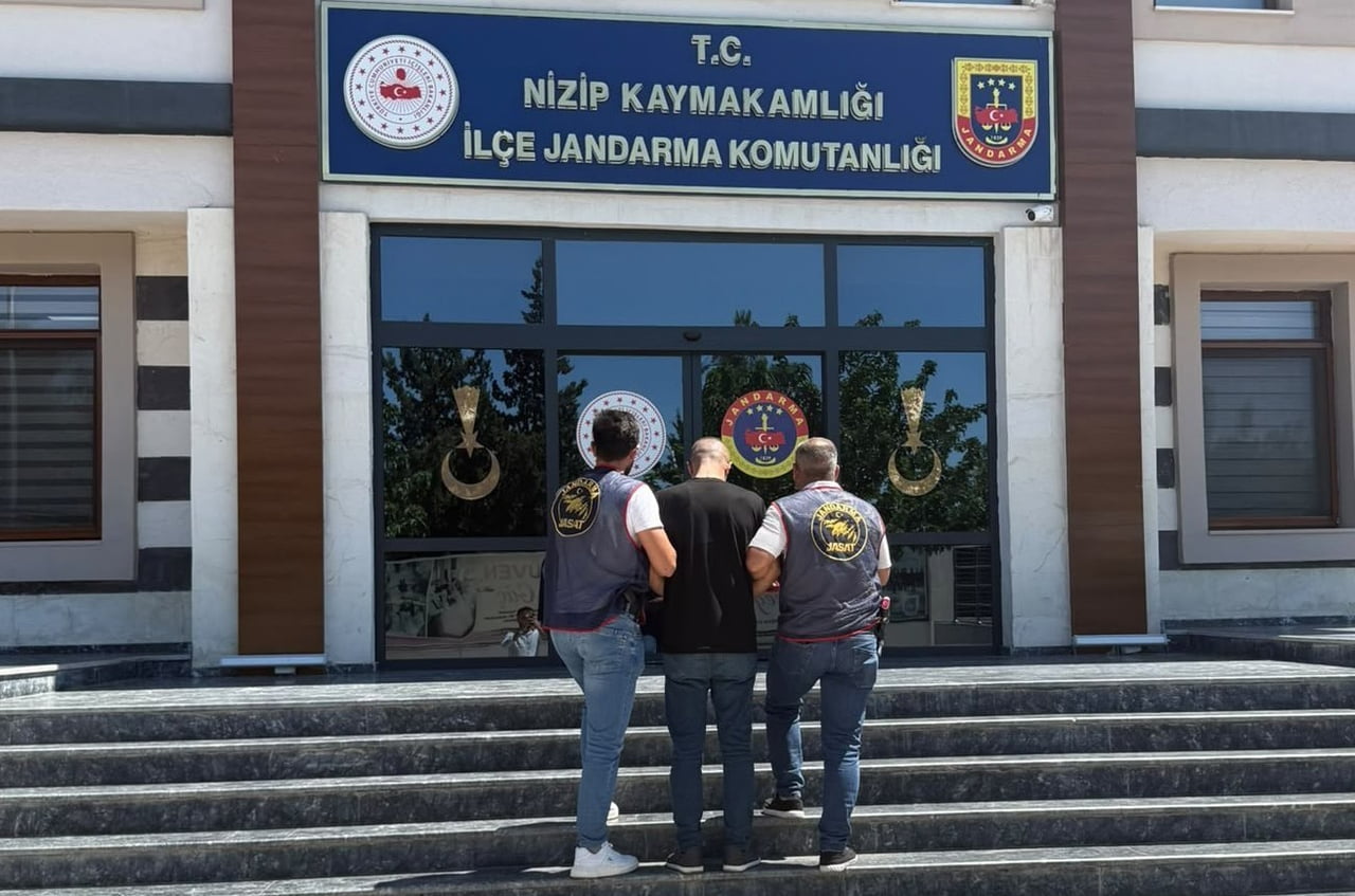 GAZİANTEP'TE KESİNLEŞMİŞ 10'AR YIL CEZAYLA ARANAN 2 ŞAHIS, JANDARMA EKİPLERİNCE YAKALANDIKTAN...