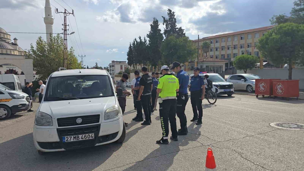 GAZİANTEP'TE OKUL ÇEVRELERİNDE ASAYİŞ UYGULAMASI YAPILDI