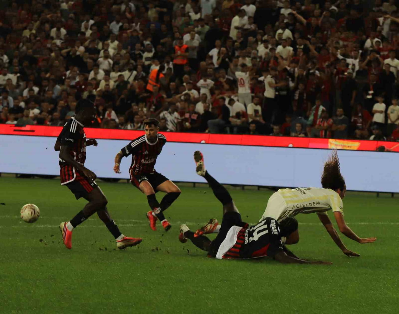 GAZİANTEP FUTBOL KULÜBÜ, TRENDYOL SÜPER LİG'İN 5. HAFTASINDA KONUK ETTİĞİ FENERBAHÇE İLE GOLSÜZ...