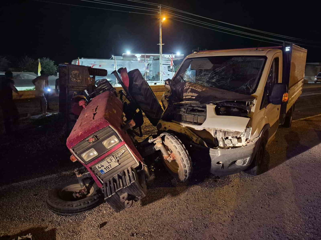 GAZİANTEP’TE KAMYONET İLE TRAKTÖR ÇARPIŞTI: 3 YARALI