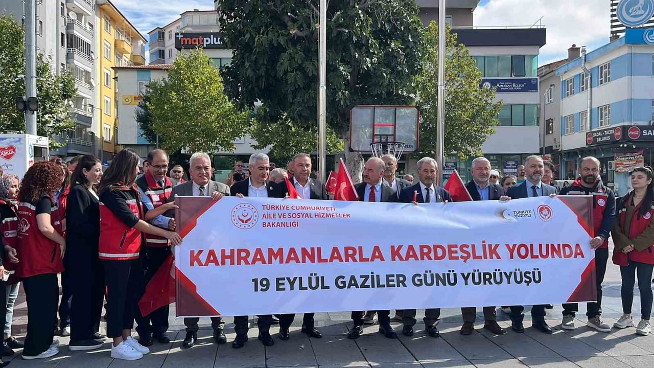 GAZİLER GÜNÜ İÇİN DÜZENLENEN PROGRAMDA YÜRÜYÜŞ GERÇEKLEŞTİRİLDİ