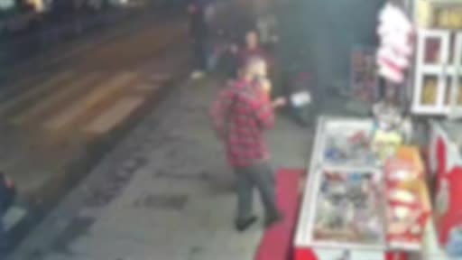 Gaziosmanpaşa'da taciz iddiası üzerine darp edilen ailenin yaşadıkları güvenlik kamerasına...