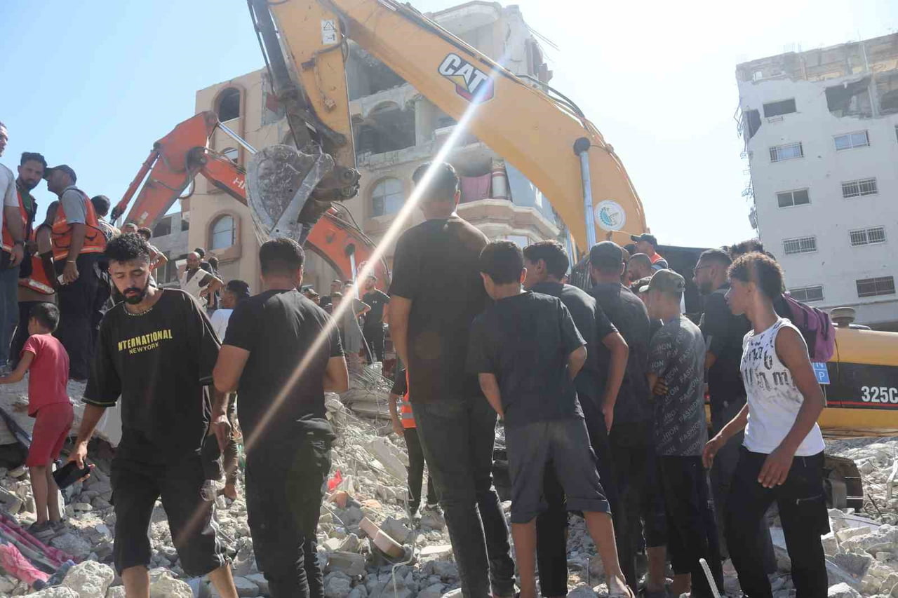 GAZZE’DE ÇÖKEN 7 KATLI BİNADA HAYATINI KAYBEDENLERİN SAYISI 8’İ ÇOCUK OLMAK ÜZERE 21’E...