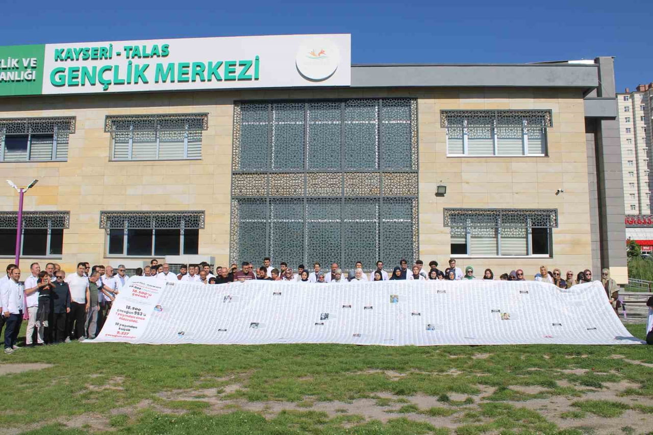 GAZZE’DE ÖLDÜRÜLEN 21 BİN 500 ÇOCUKTAN 16 BİNİN İSMİNİN YAZILDIĞI 12 METRE UZUNLUĞUNDAKİ PANKART...