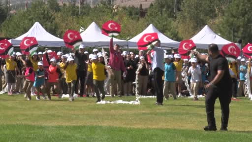 Gazzeli çocuklar için balon ve uçurtmalar gökyüzüne bırakıldı