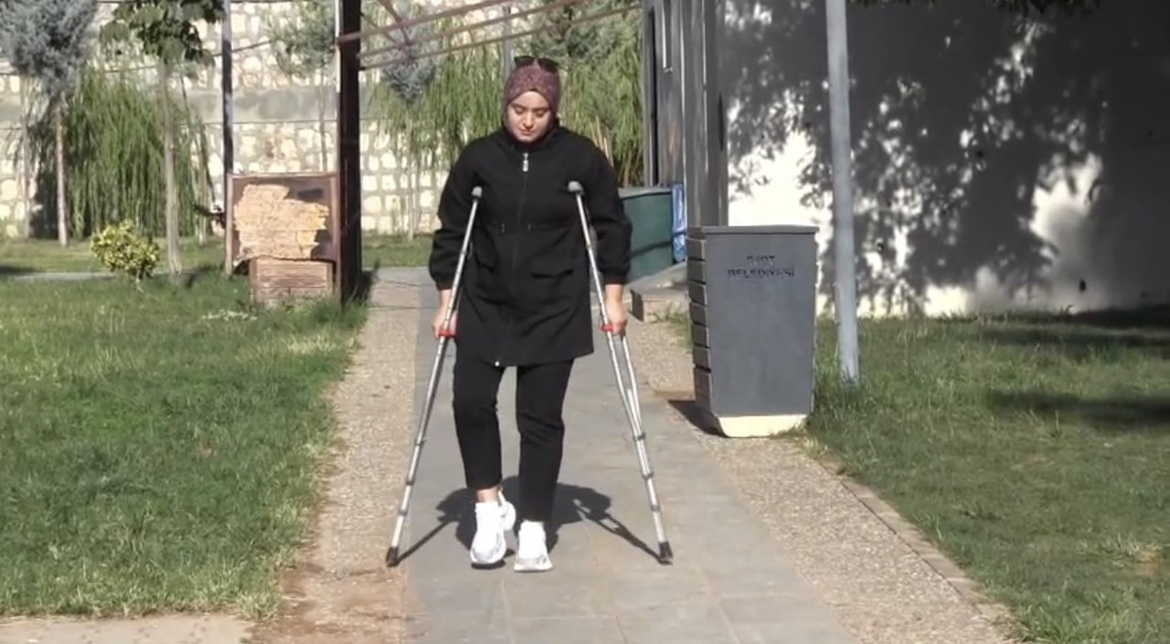 GEÇİRDİĞİ 10'DAN FAZLA DÜZELTME AMELİYATINA RAĞMEN BACAĞINI KULLANAMAYAN GENÇ KADIN, ÖZGÜRCE ADIM...