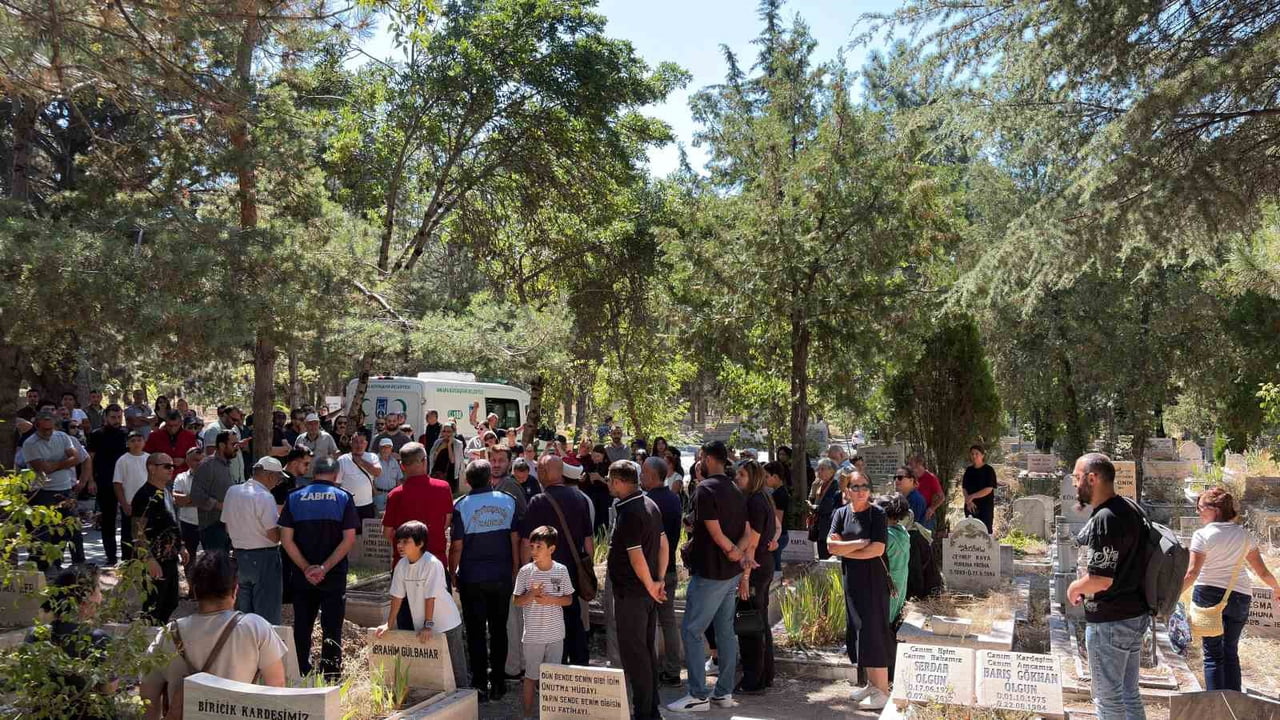 GEÇTİĞİMİZ GÜNLERDE HAYATINI KAYBEDEN SANAT DÜNYASININ SEVİLEN İSİMLERİNDEN ÜNLÜ OYUNCU SERHAT...