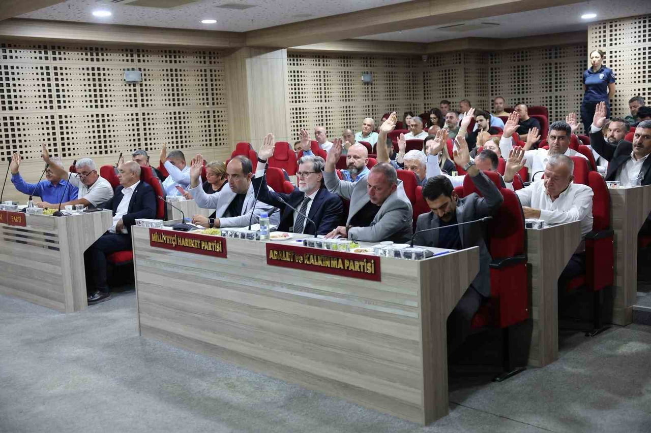 GEÇTİĞİMİZ YIL HAYATINI KAYBEDEN MERHUM MENEMEN BELEDİYE BAŞKANI TAHİR ŞAHİN’İN ADI, GÖLPARK VE...