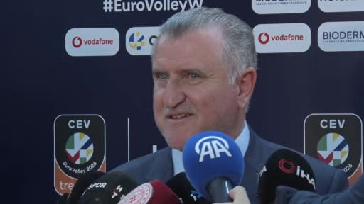 Gençlik ve Spor Bakanı Osman Aşkın Bak, A Milli Kadın Voleybol Takımı'nın Avrupa şampiyonluğuna...