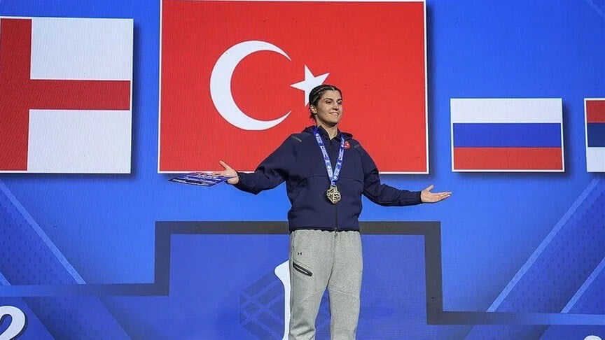 GENÇLİK VE SPOR BAKANI OSMAN AŞKIN BAK, AVRUPA BOKS ŞAMPİYONASI'NDA 10 MADALYA KAZANAN MİLLİ...