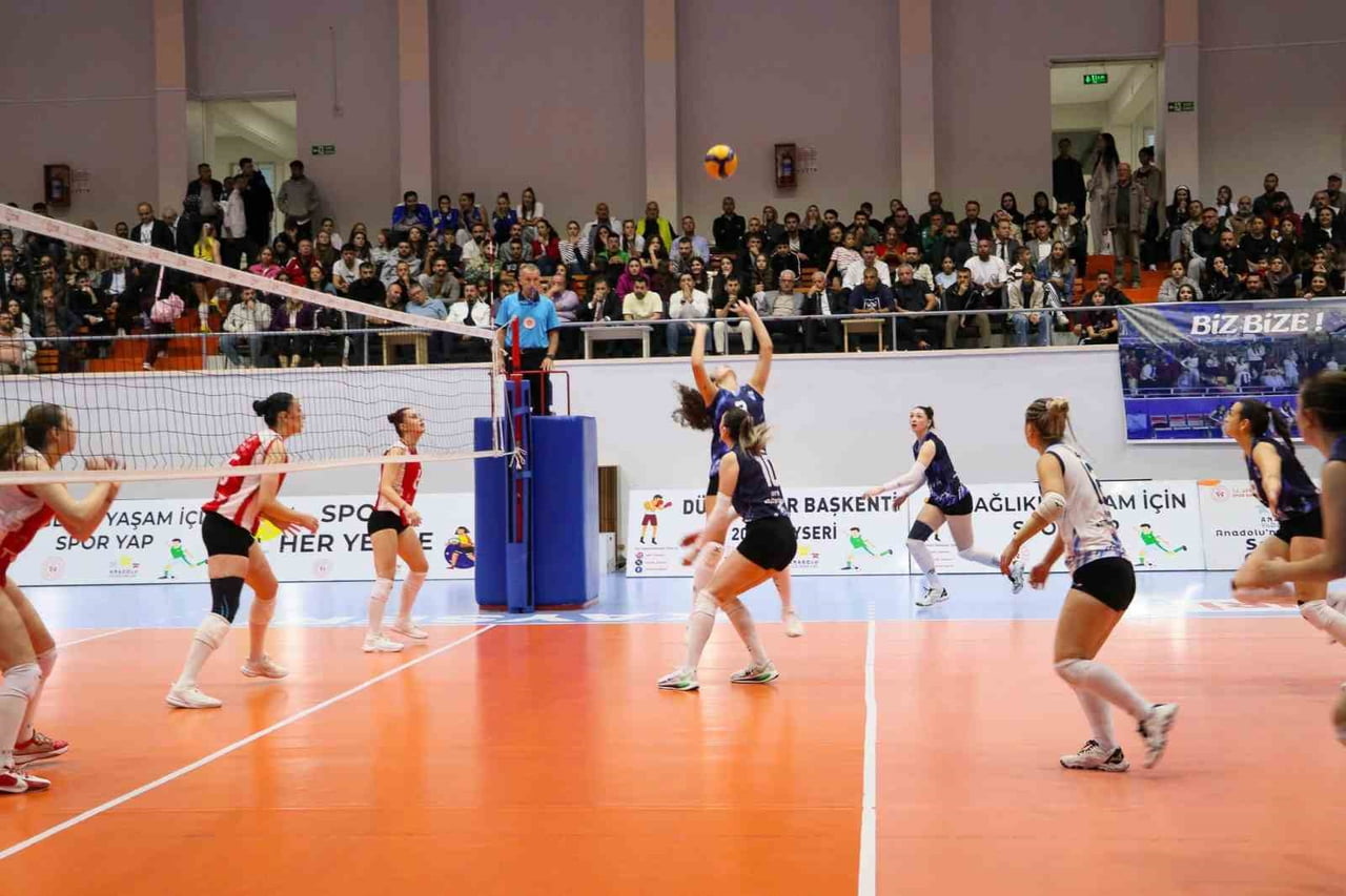 GENÇLİK VE SPOR İL MÜDÜRÜ ALİ İHSAN KABAKCI, GEVHER NESİBE SPOR SALONU’NU ZİYARET EDEREK TESİSTE...