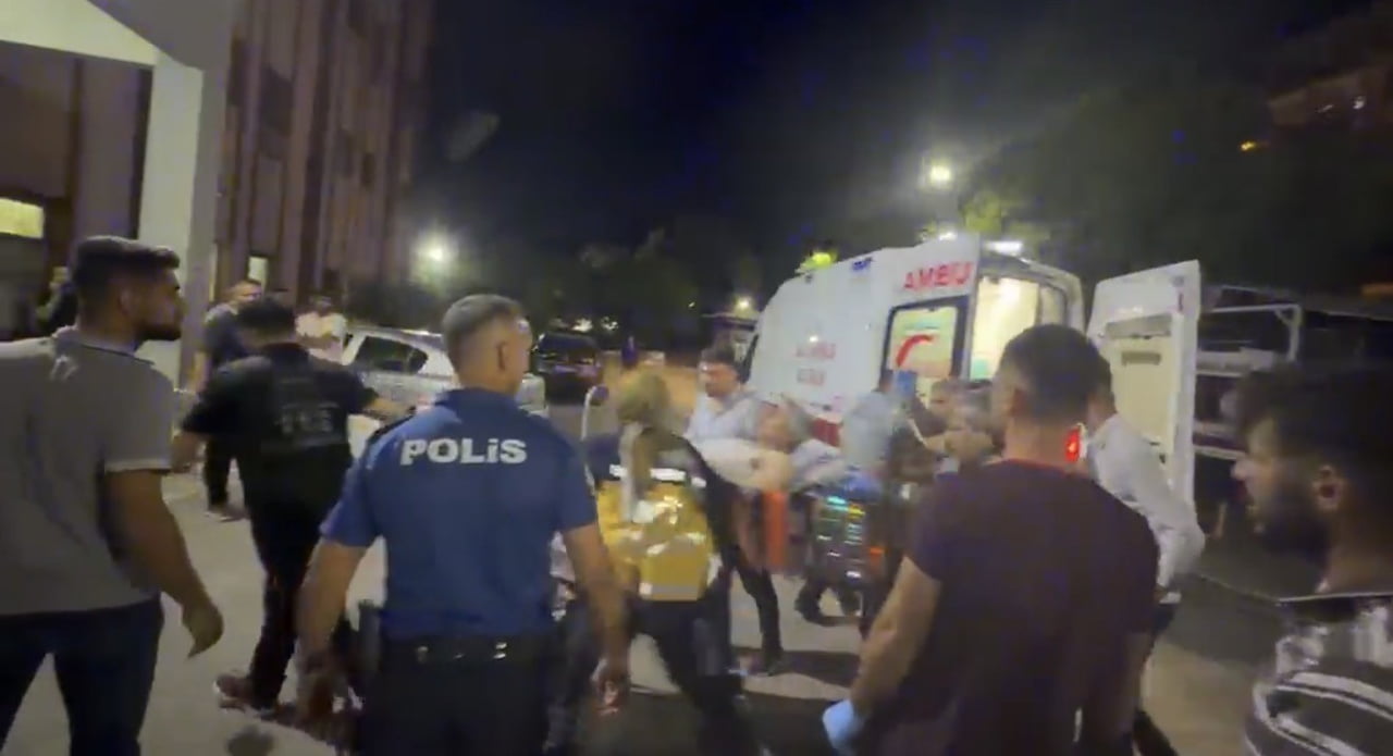 GERGER İLÇESİNDE HUSUMETLİ OLDUĞU ÖĞRENİLEN İKİ ŞAHIS ARASINDA ÇIKAN SİLAHLI KAVGADA 1 KİŞİ AĞIR...