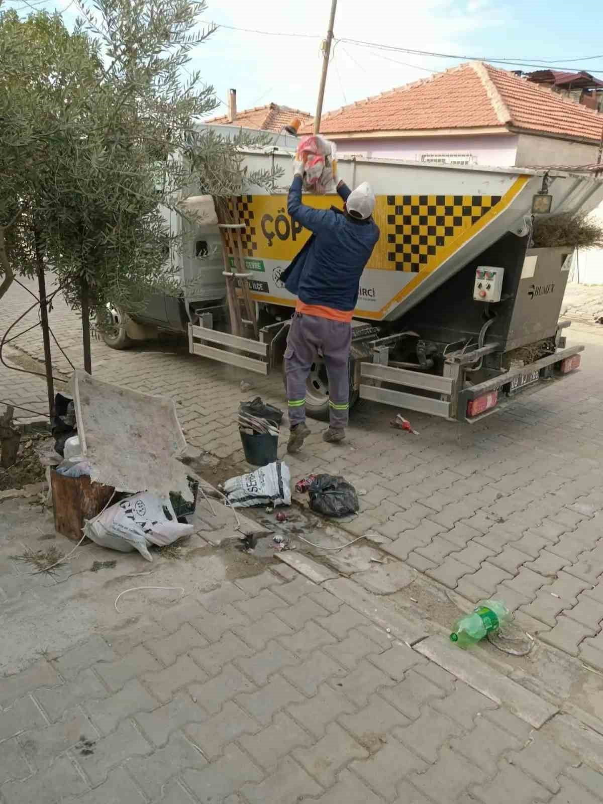 GERMENCİK BELEDİYESİ, ÇÖP KONTEYNERLERİNİN ÇEVRESİNE MOBİLYA, ESKİ EV EŞYASI VE EVSEL ATIK...