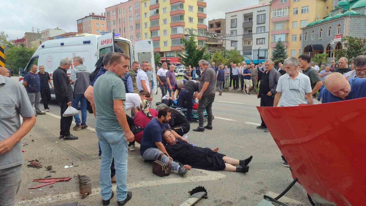 GİRESUN’UN EYNESİL İLÇESİNDE MEYDANA GELEN TRAFİK KAZASINDA 4 KİŞİ YARALANDI