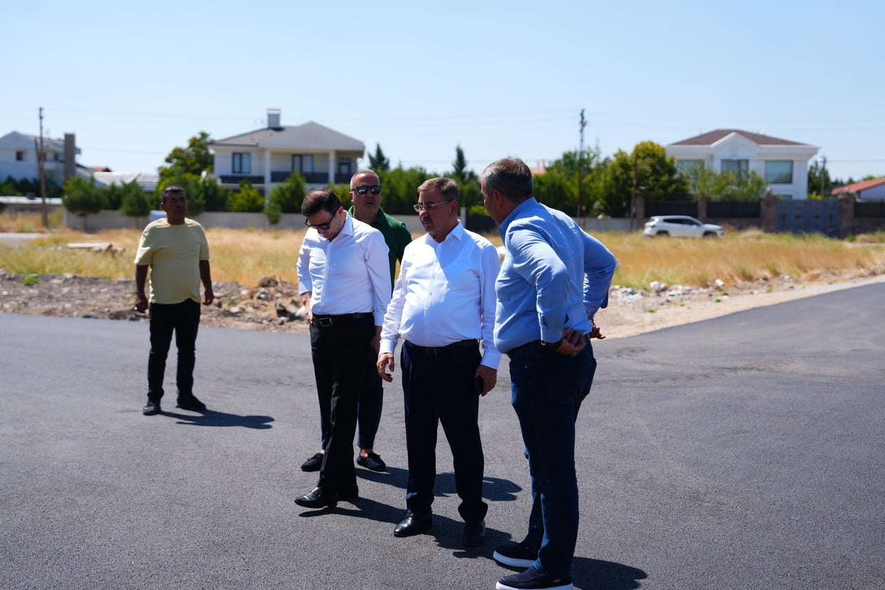 GÖLBAŞI BELEDİYE BAŞKANI YAKUP ODABAŞI(SAĞDAN İKİNCİ), ÇALIŞMALARI YERİNDE İNCELEDİ.