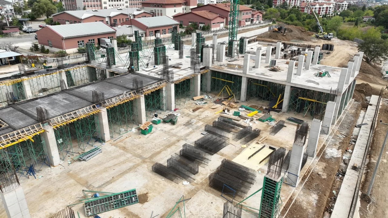 GÖLCÜK’TE 5 BİN 400 METREKARELİK ALANDA İNŞA EDİLEN ÇOK AMAÇLI SPOR KOMPLEKSİ VE KAPALI YÜZME...