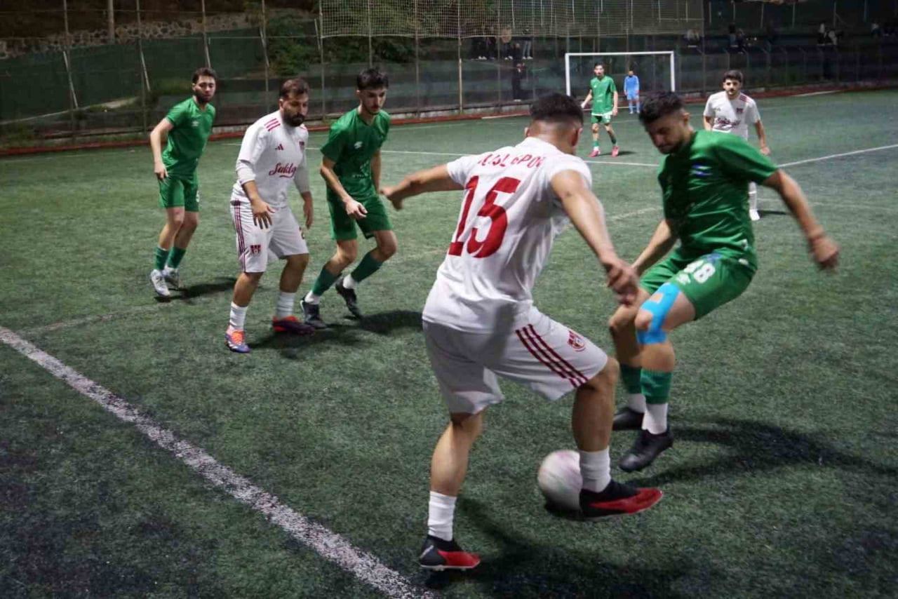 GÖLCÜK’TE DÜZENLENEN BAŞKANLIK KUPASI FUTBOL TURNUVASI’NIN FİNALİNDE DEĞİRMENDERESPOR’U 2-1 YENEN...
