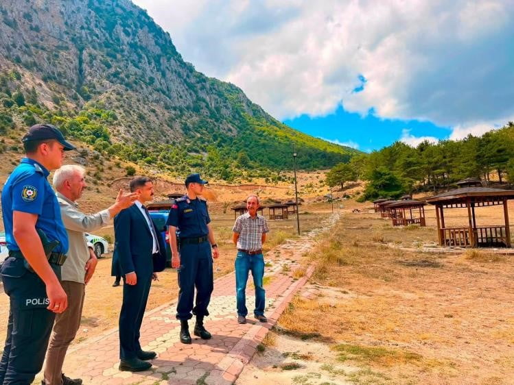 GÖLPAZARI KAYMAKAMI ONUR TİTİZ(SOLDAN ÜÇÜNCÜ), KURŞUNLU KÖYÜNÜ ZİYARET EDEREK KURŞUNLU MESİRE...