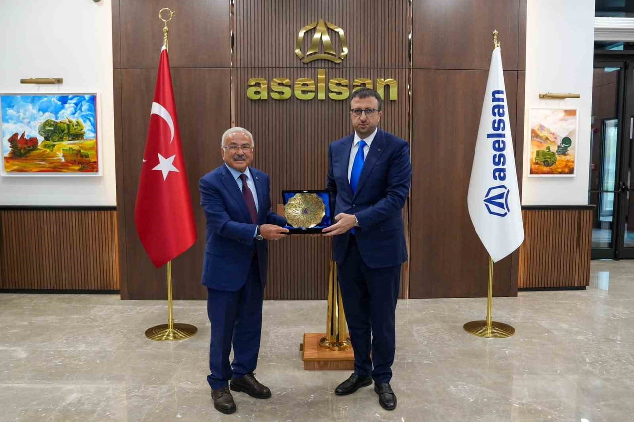GÜLER, ASELSAN GENEL MÜDÜRÜ AHMET AKYOL'UN MÜHENDİSLİK BİRİKİMİ VE ÇALIŞMA DİSİPLİNİNİ DE TAKDİR...