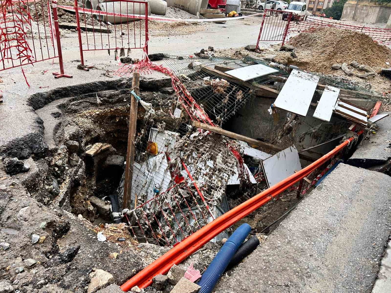 GÜLGÜN SOKAK'TA SEL SULARININ ÇEKİLMESİNİN ARDINDAN YOLDA ÇÖKÜNTÜLER OLUŞTUĞU GÖRÜLDÜ