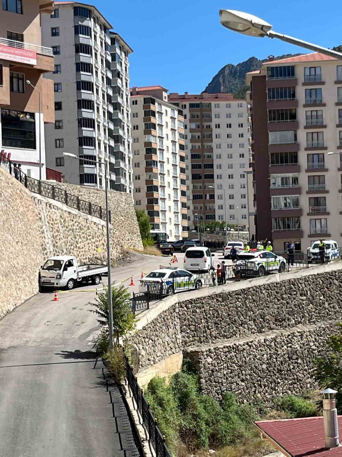 GÜMÜŞHANE’DE SEYİR HALİNDEYKEN FENALAŞAN PİKAP SÜRÜCÜSÜ, ARACININ DUVARA ÇARPMASI SONUCU KAZA...
