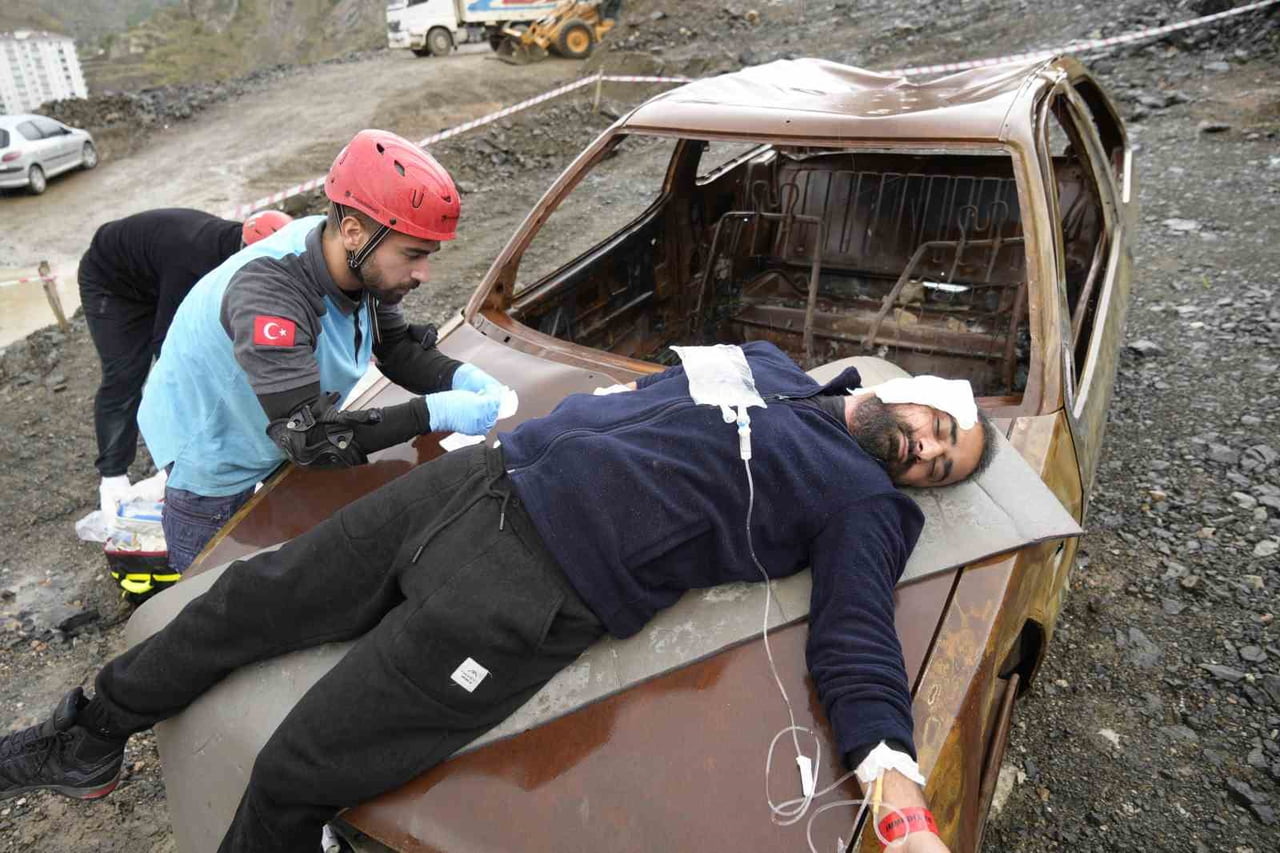 GÜMÜŞHANE’DE UMKE EKİPLERİ, HEYELAN SONRASI TRAFİK KAZASI SENARYOSUYLA MEDİKAL KURTARMA TATBİKATI...