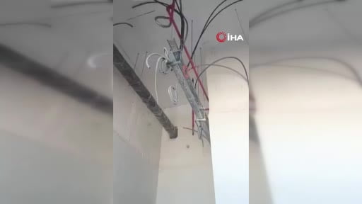 Güneydoğu'da meydana gelen deprem nedeniyle vatandaşlar sokağa döküldü: Deprem anı kamerada