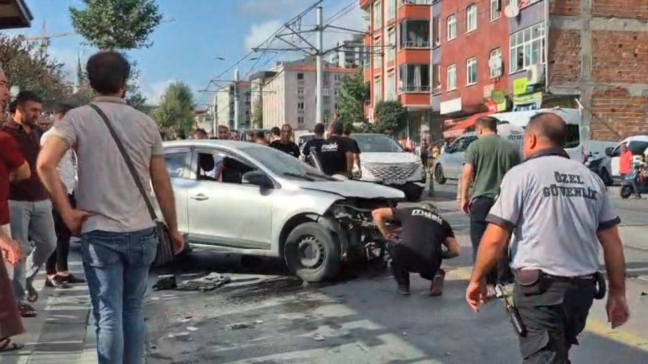 GÜNGÖREN’DE DİREKSİYON HAKİMİYETİNİ KAYBEDEN SÜRÜCÜ, OTOMOBİLİYLE KALDIRIMA ÇIKARAK 2 YAYAYA...