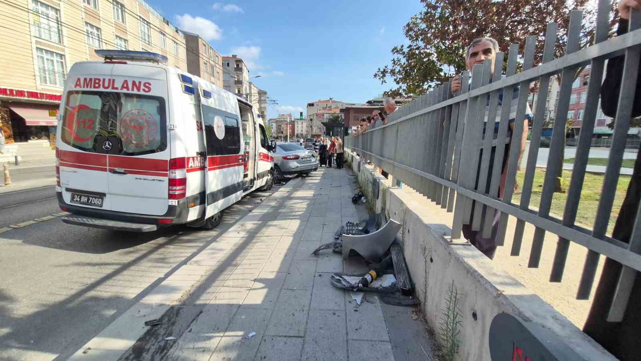 GÜNGÖREN’DE SÜRÜCÜSÜNÜN DİREKSİYON HAKİMİYETİNİ KAYBETTİĞİ OTOMOBİL, KALDIRIMA ÇIKARAK YAYALARA...