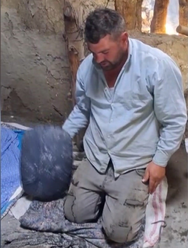 GURBETTE ÖZLEDİĞİ TANDIR EKMEĞİ İÇİN MEMLEKETİNE GELDİ