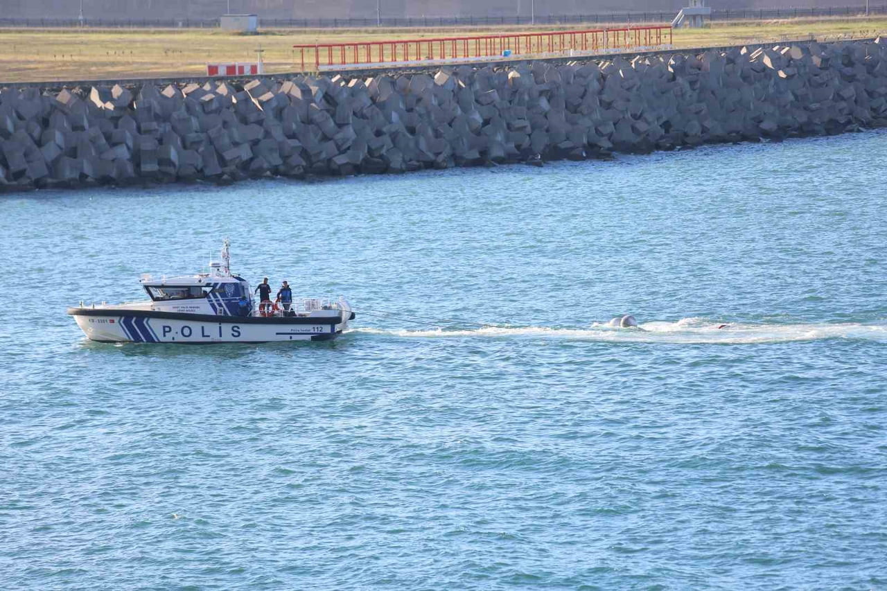 GÜRCİSTAN’IN BATUM KENTİNDEN KALKAN VE MOTOR ARIZASI NEDENİYLE RİZE AÇIKLARINA ACİL İNİŞ YAPAN...