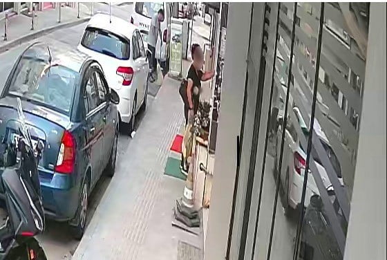 GÜVENLİK KAMERASI KAYITLARINI İNCELEYEN ÇALIŞANLAR, ÇEVREDEN GEÇEN BİR KADININ KAPIYA BAĞLI...