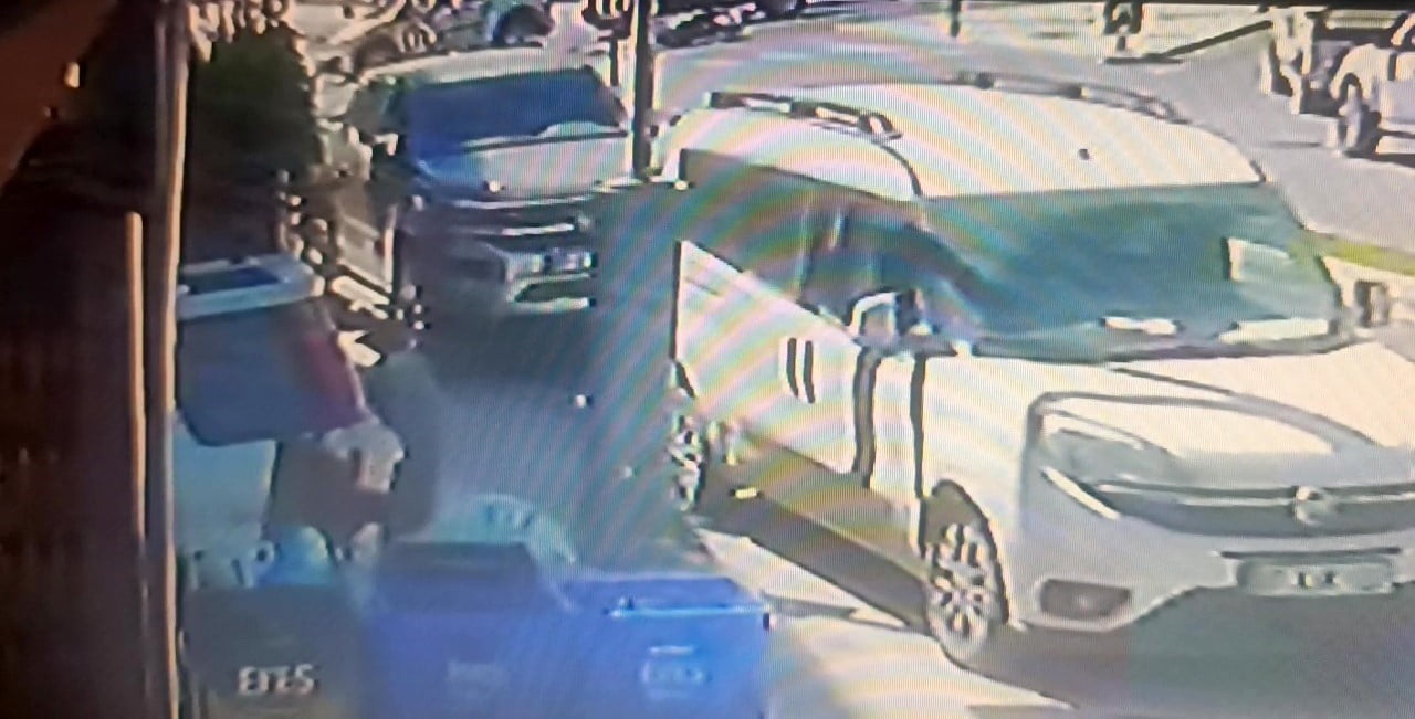 GÜVENLİK KAMERASINA YANSIYAN KAZANIN ARDINDAN KAZAYA SEBEBİYET VEREN OTOMOBİL SÜRÜCÜSÜ KISA SÜRE...