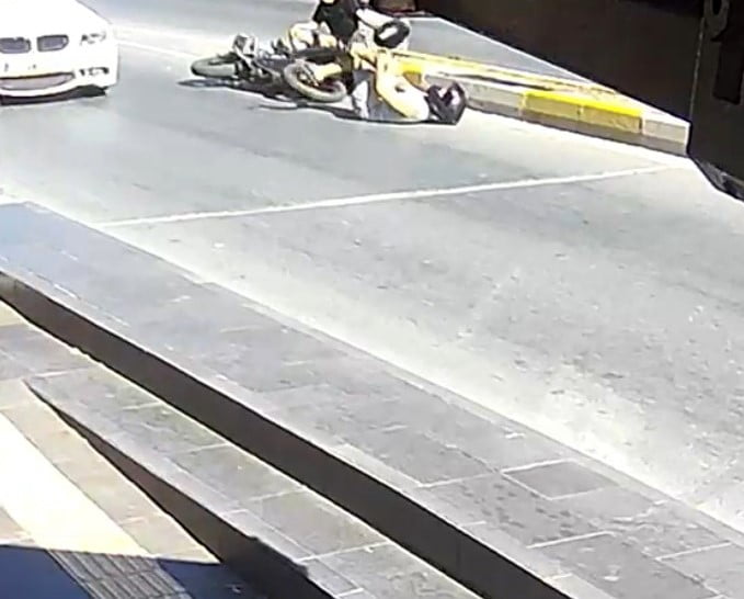 GÜVENLİK KAMERASINCA KAYDEDİLEN KAZADA MOTOSİKLET SÜRÜCÜSÜ İLE ARKASINDAKİ YOLCU YARALANIRKEN...
