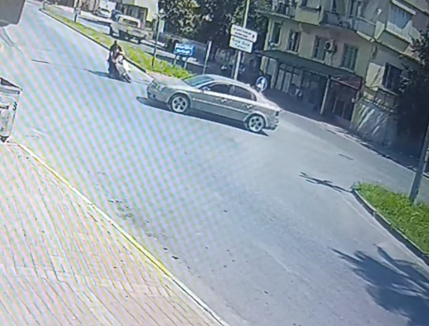 GÜVENLİK KAMERASINCA SANİYE SANİYE KAYDEDİLEN KAZADA, MOTOSİKLET SÜRÜCÜSÜ İLE ARKASINDAKİ OĞLU...
