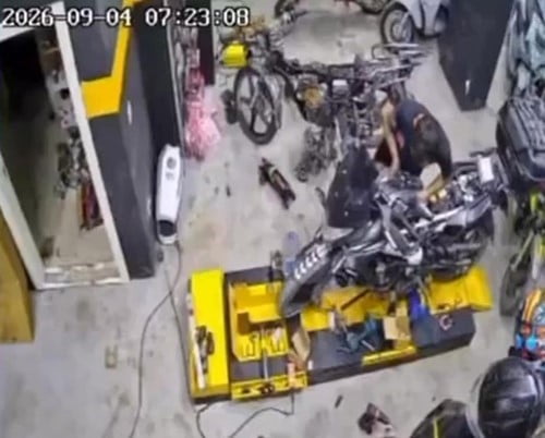 GÜVENLİK KAMERASINDAN AHMET’İN HALA ÇALIŞTIĞINI GÖREN USTA, GÖRÜNTÜLERİ CEP TELEFONUYLA KAYDA...