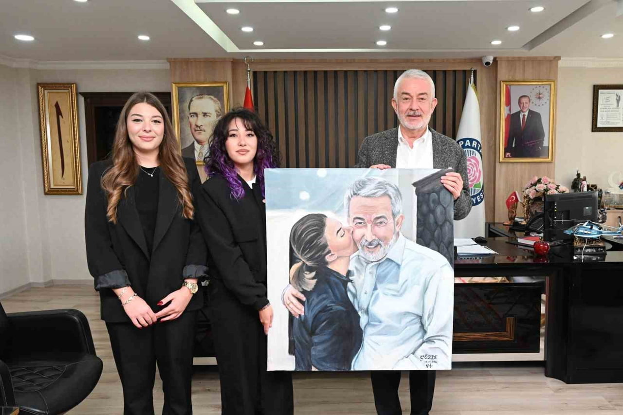 GÜZEL SANATLAR LİSESİ RESİM BÖLÜMÜ 11. SINIF ÖĞRENCİSİ GÖZDE ŞEVVAL ÖZMEN, BELEDİYE BAŞKANI ŞÜKRÜ...