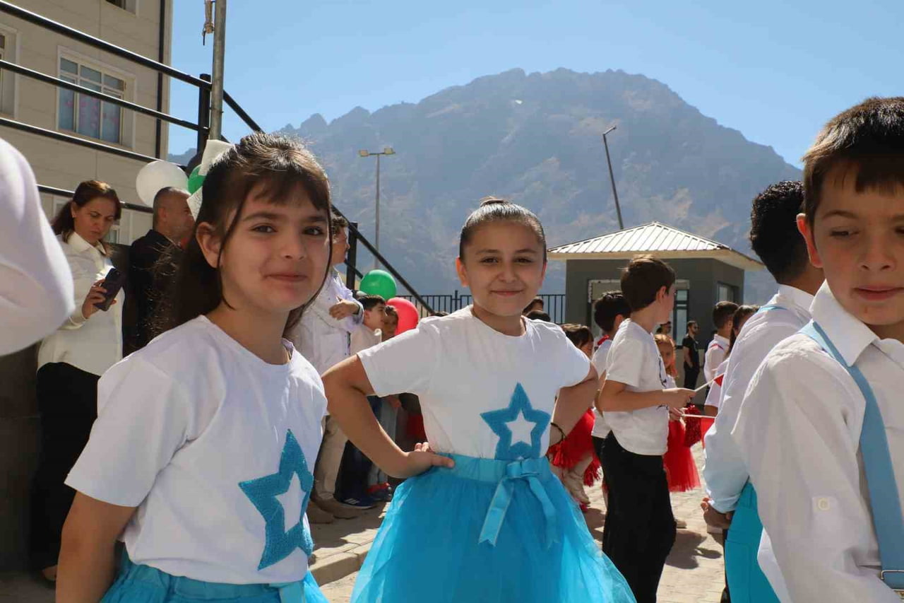 HAKKARİ'DE İLKÖĞRETİM HAFTASI NEDENİYLE DÜZENLENEN TÖREN RENKLİ GÖRÜNTÜLERE SAHNE OLDU.