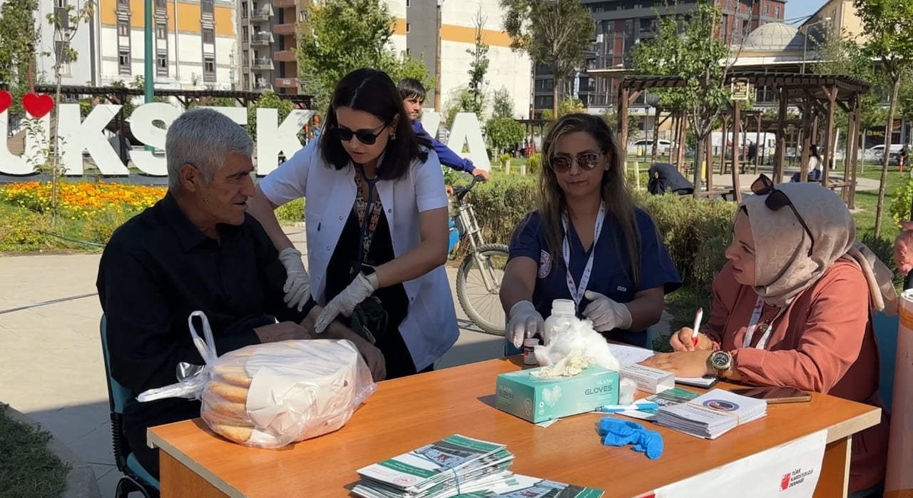 HAKKARİ'NİN YÜKSEKOVA İLÇE SAĞLIK MÜDÜRLÜĞÜ KOORDİNESİNDE 15 TEMMUZ ŞEHİTLER PARKI'NDA...