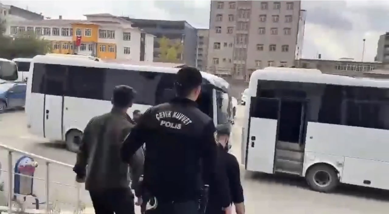 HAKKÂRİ'NİN YÜKSEKOVA İLÇESİNDE YASA DIŞI BAHİS FAALİYETLERİNE YÖNELİK DÜZENLENEN OPERASYONDA 46...