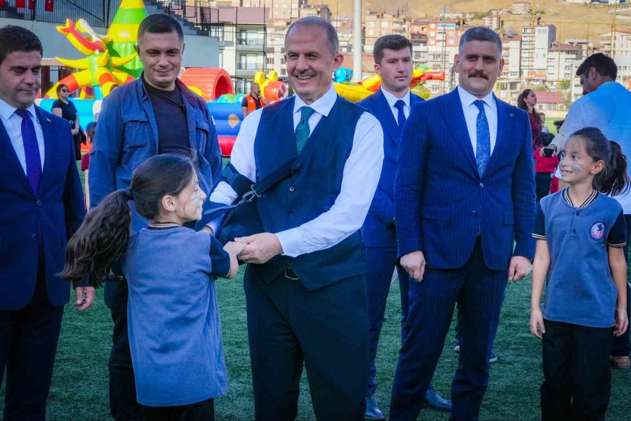 HAKKÂRİ BELEDİYESİ TARAFINDAN ÇOCUKLARIN SOSYAL, SPORTİF VE EĞLENCELİ ETKİNLİKLERLE KEYİFLİ VAKİT...