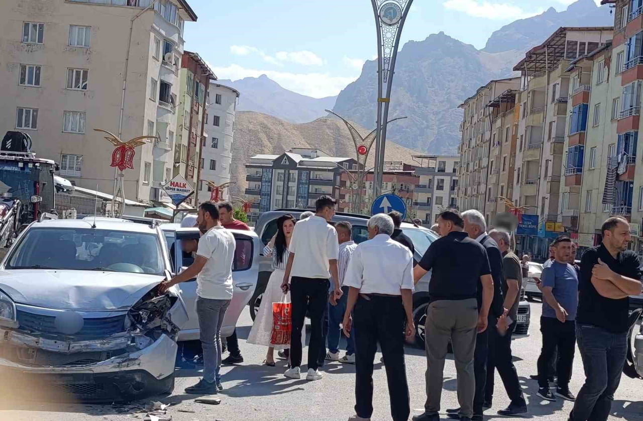 HAKKARİ’DE İKİ ARACIN ÇARPIŞMASI SONUCU MEYDANA GELEN KAZADA 1 KİŞİ YARALANDI.