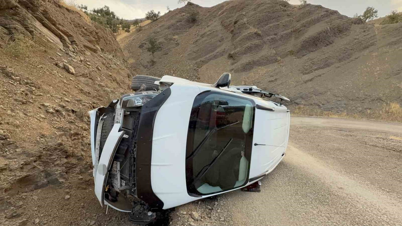 HAKKARİ’NİN DERECİK İLÇESİNDE VİRAJI ALAMAYARAK TAKLA ATAN OTOMOBİLİN SÜRÜCÜSÜ İLE EŞİ...