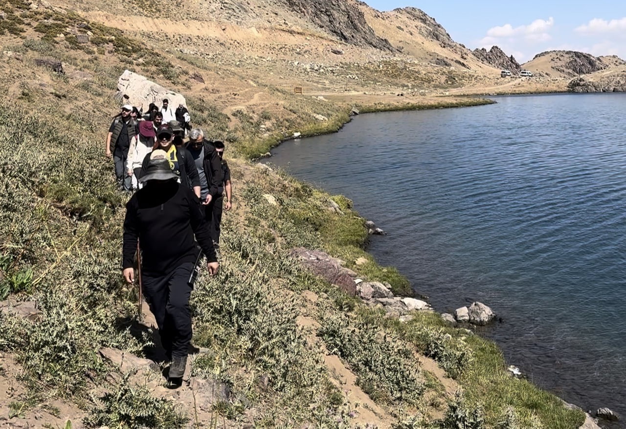 HAKKARİ’NİN YÜKSEKOVA İLÇESİNDE 22 DOĞASEVER, 3 BİN 500 RAKIMLI İKİYAKA DAĞLARI’NDAKİ SAT...