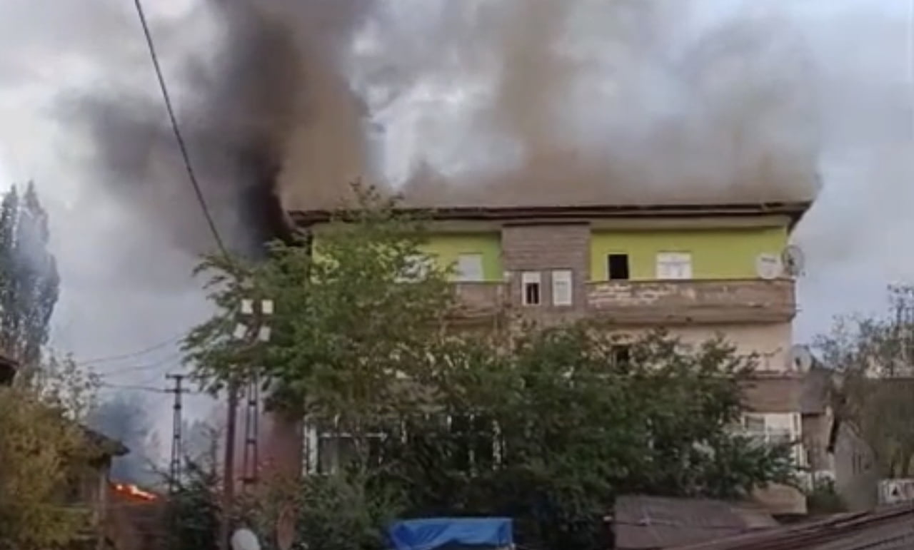 HAKKARİ’NİN YÜKSEKOVA İLÇESİNDE BİR APARTMANIN DEPOSUNDA ÇIKAN VE DAİREYE SIÇRAYAN YANGIN, İTFAİYE...
