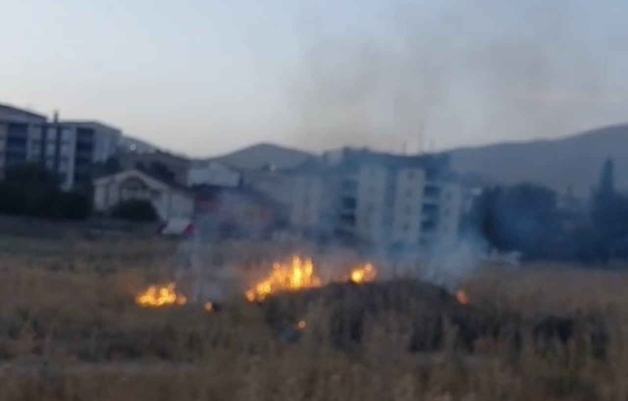 HAKKARİ’NİN YÜKSEKOVA İLÇESİNDE HENÜZ BELİRLENEMEYEN BİR NEDENLE ÇIKAN ANIZ YANGINI, İTFAİYE...